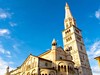 Ikonická zvonice katedrály Ghirlandina v Modeně - cestování po Itálii